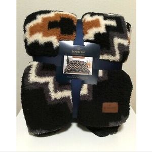 Pendleton King Sherpa Fleece Black Otero Blanket